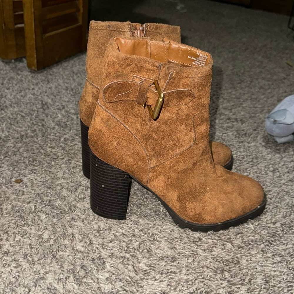 Beautiful boots that zip on the side so comfy and gorgeously perfect